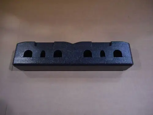 Schwarzes Isoliermaterial mit mehreren Aussparungen, möglicherweise von der Marke Remeha, auf einem neutralen Untergrund.